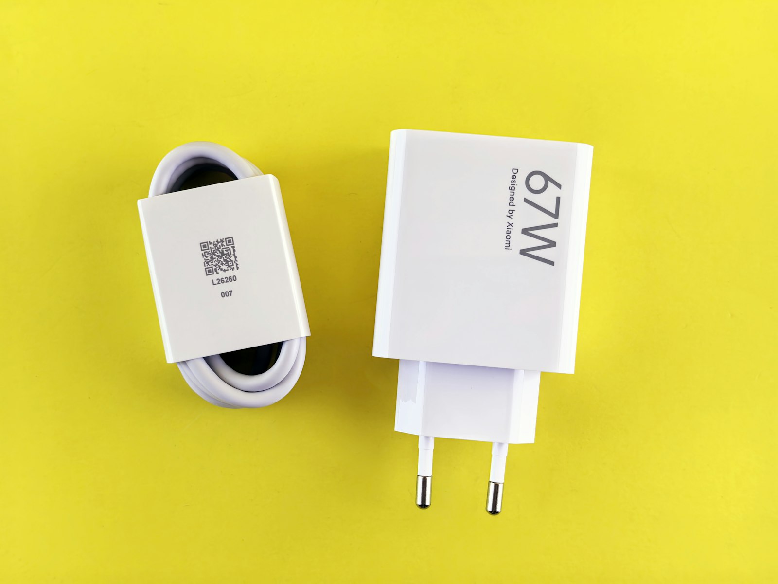 zwei weiße Kabel nebeneinander